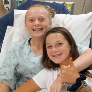 Elise and her friend Laura in the hospital. 