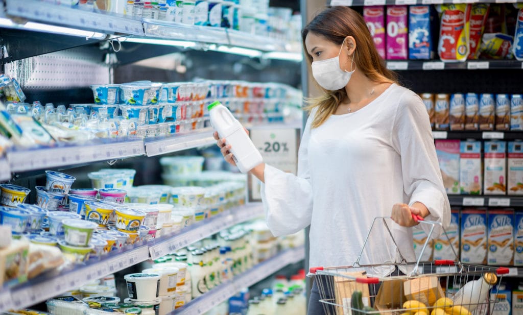 Portrait of a woman shopping at the grocery store wearing a facemask to avoid the coronavirus - pandemic concepts (Portrait of a woman shopping at the grocery store wearing a facemask to avoid the coronavirus - pandemic concepts , ASCII, 118 co