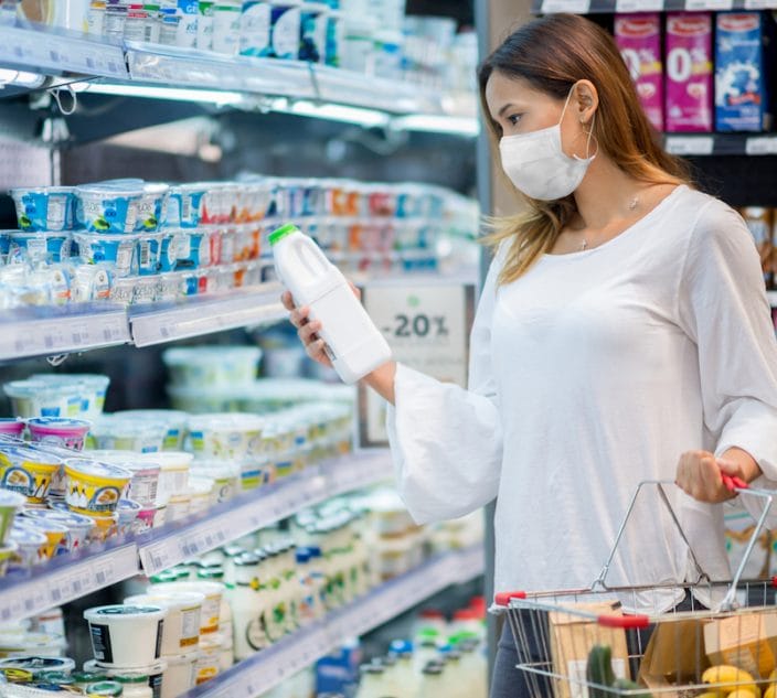 Portrait of a woman shopping at the grocery store wearing a facemask to avoid the coronavirus - pandemic concepts (Portrait of a woman shopping at the grocery store wearing a facemask to avoid the coronavirus - pandemic concepts , ASCII, 118 co